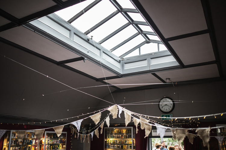Hessian Lace Bunting Mismatched London Pub Wedding http://www.olliverphotography.com/