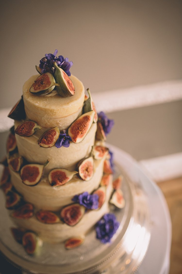 Naked Sponge Cake Victoria Figs Flowers Fun Quirky Country House Wedding http://storyandcolour.co.uk/