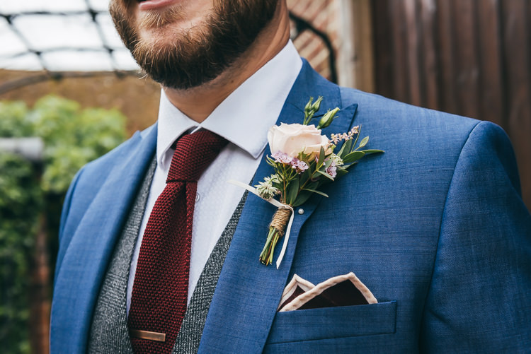 Red Knitted Tie GRoom Rose Buttonhole Relaxed Boho Barn Wedding http://www.fcphotography.co.uk/