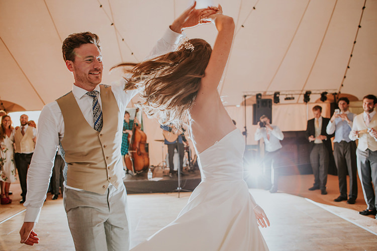 Beautiful Classic English Countryside Wedding http://jenmarino.com/