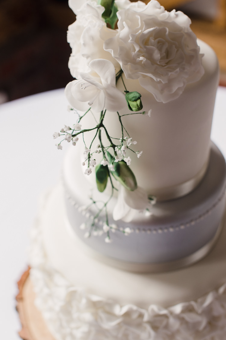 Cake Icing Flowers White Grey Petals Simple Elegant Pretty Barn Wedding http://www.fayecornhillphotography.co.uk/