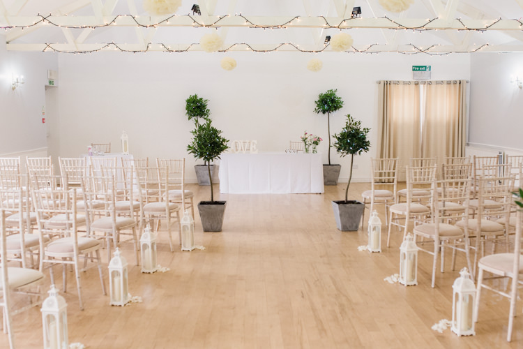 Simple Elegant Pretty Barn Wedding http://www.fayecornhillphotography.co.uk/