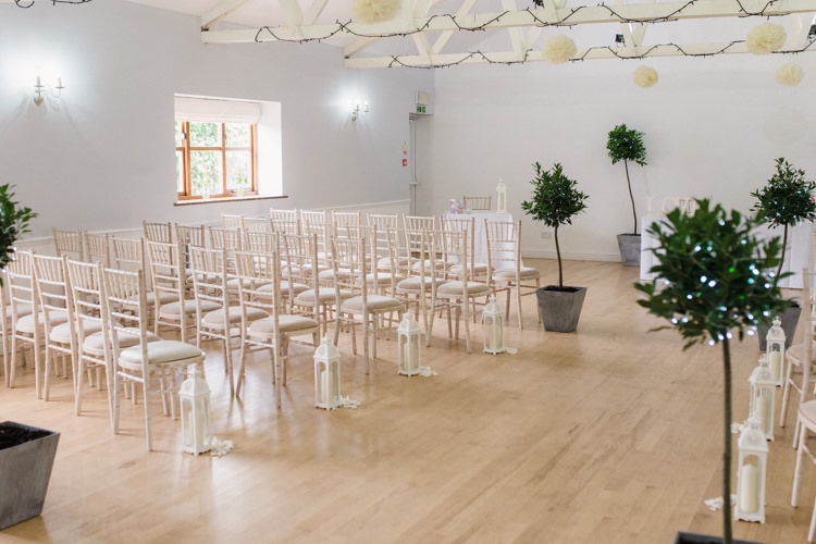 Milling Barn Hertfordshire Simple Elegant Pretty Barn Wedding http://www.fayecornhillphotography.co.uk/