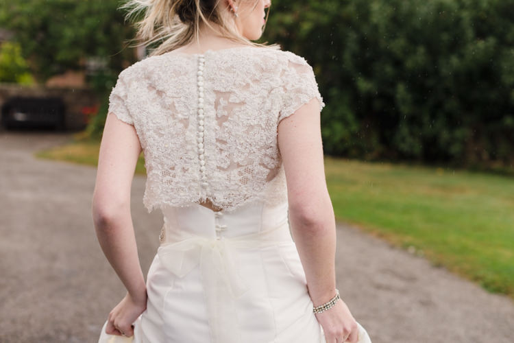 Simple Elegant Pretty Barn Wedding http://www.fayecornhillphotography.co.uk/