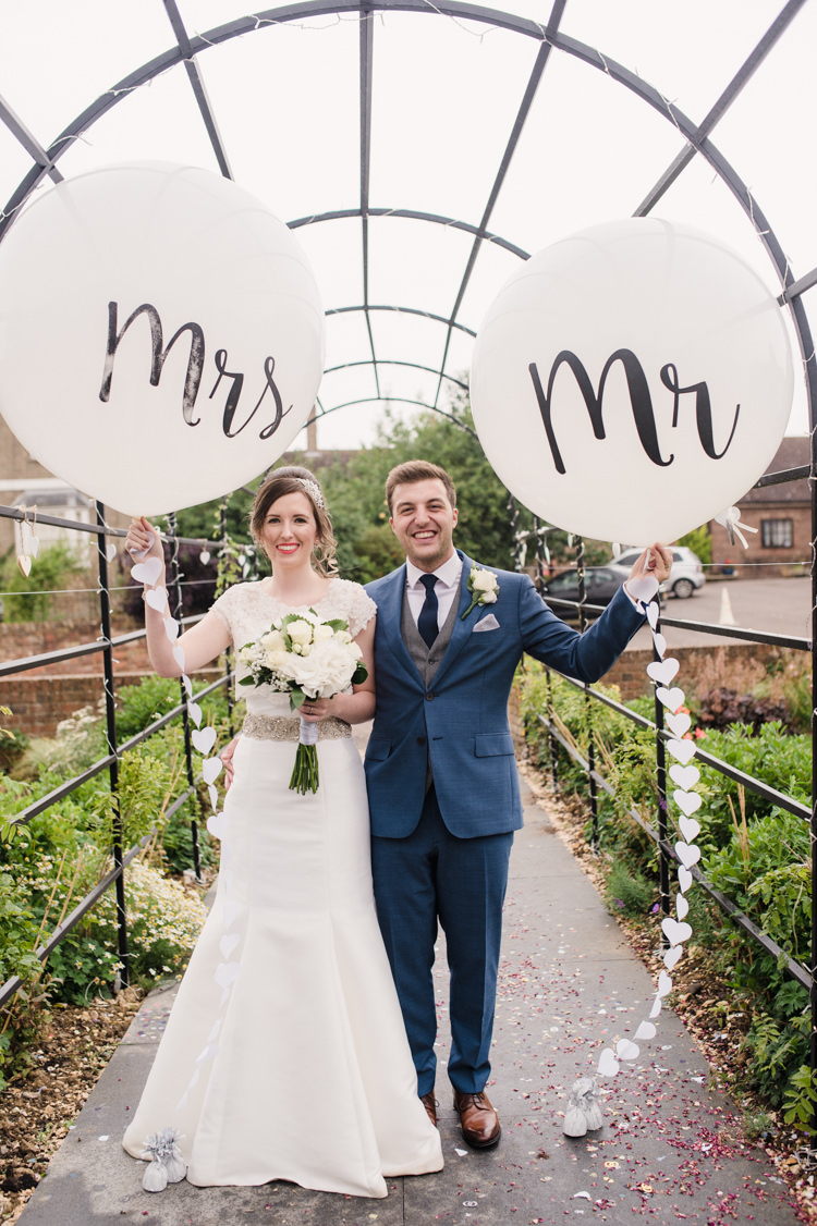 Simple Elegant Pretty Barn Wedding http://www.fayecornhillphotography.co.uk/