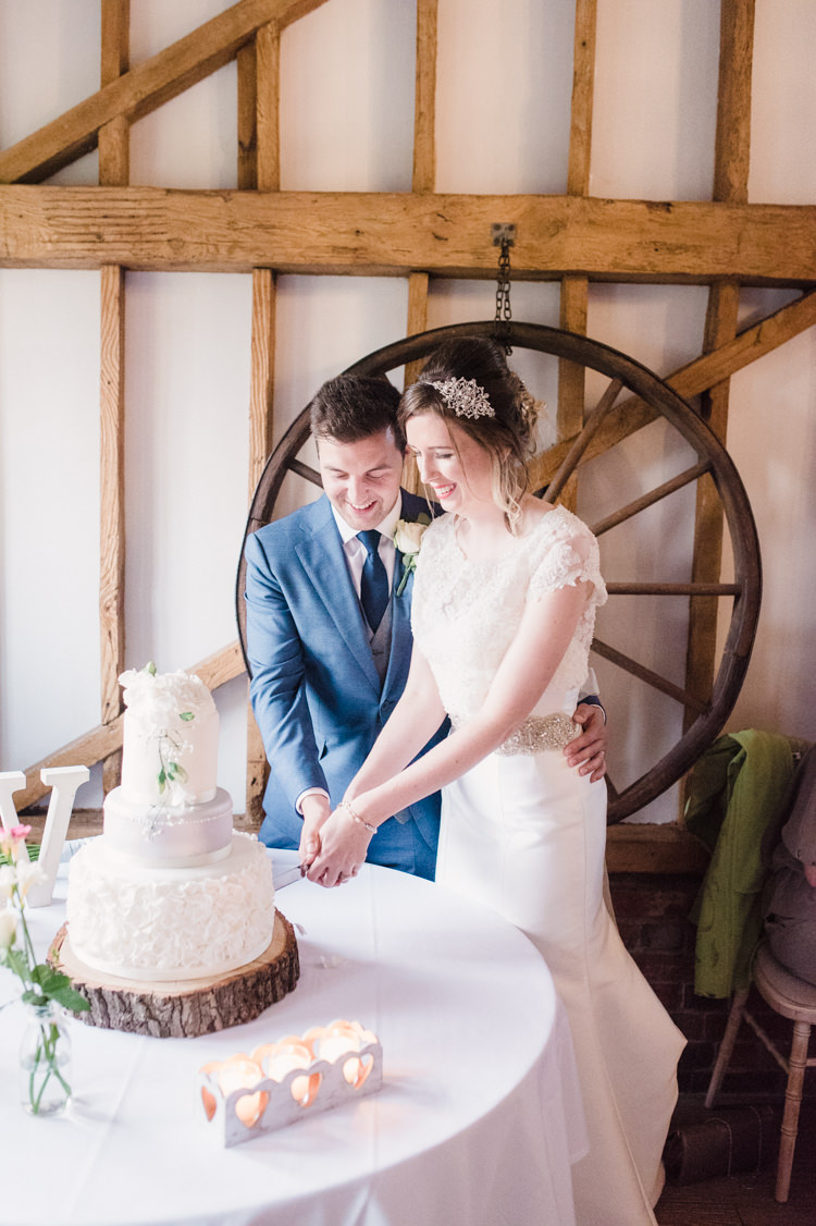 Simple Elegant Pretty Barn Wedding http://www.fayecornhillphotography.co.uk/