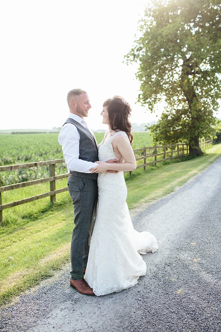 Soft Springtime Countryside Wedding http://www.claudiarosecarter.co.uk/
