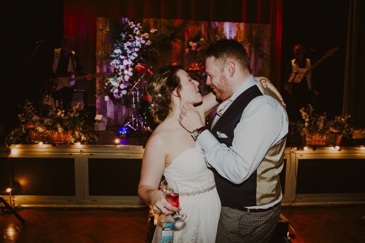 Romantic Stylish Relaxed Sea Wedding http://www.oxiphotography.co.uk/