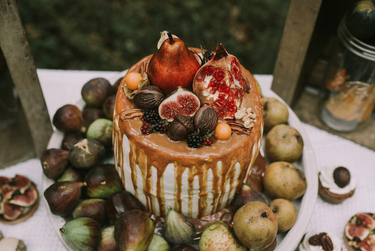 Naked Wedding Cake Fresh Fruit Figs Apples Pears Melted Caramel Organic Woodland Elopement Wedding Ideas http://www.miraalpajarito.es/