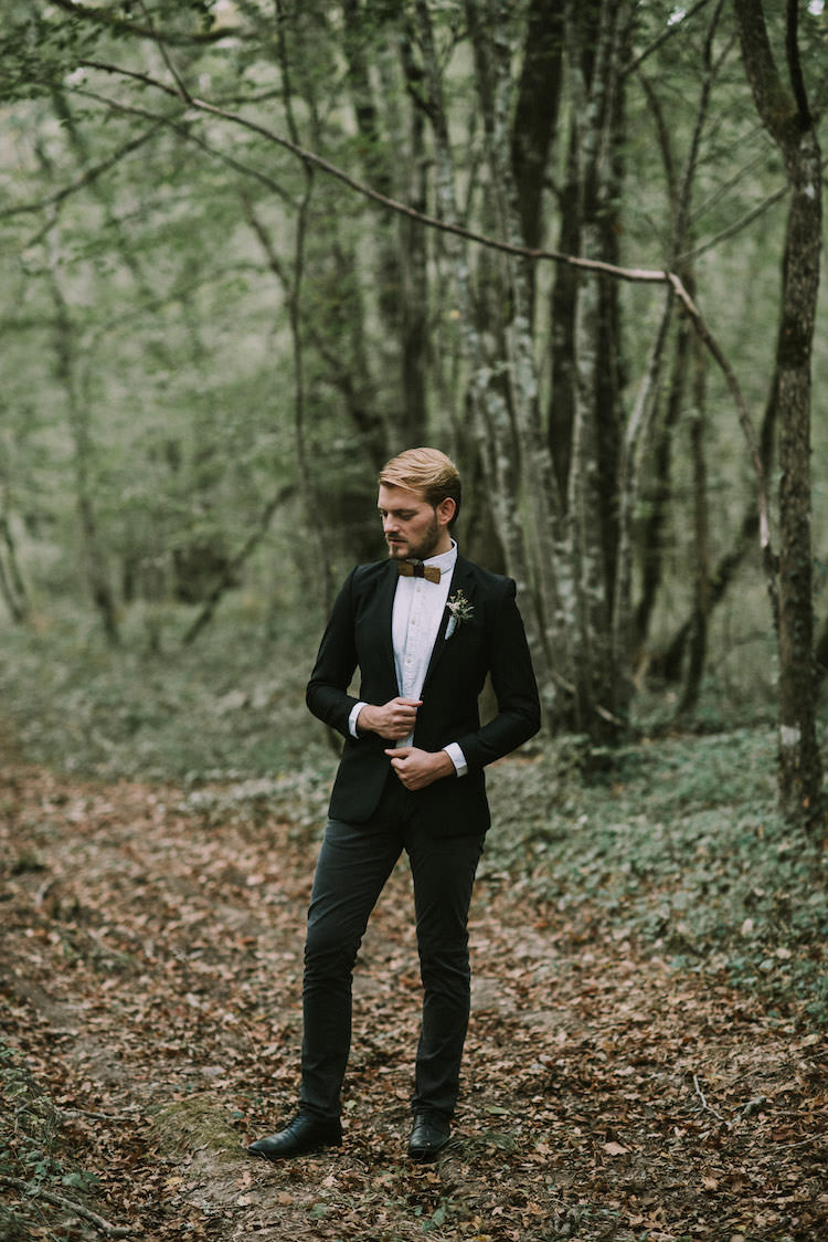 Groom Black Jacket Pants White Polka Dot Shirt Wooden Bowtie Floral Buttonhole Autumn Leaves Organic Woodland Elopement Wedding Ideas http://www.miraalpajarito.es/