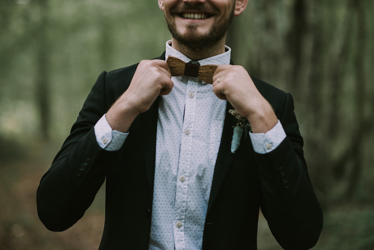 Groom Black Jacket White Polka Dot Shirt Wooden Bowtie Floral Buttonhole Organic Woodland Elopement Wedding Ideas http://www.miraalpajarito.es/