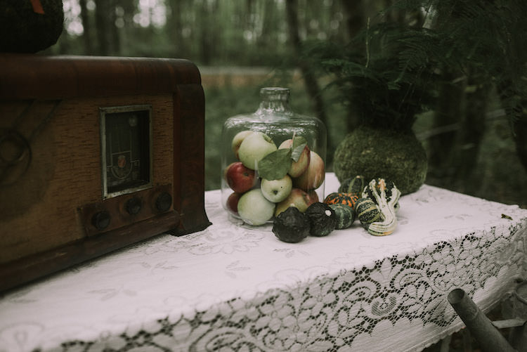 Table Setting Vintage Sewing Machine Apples Glass Jar Mini Pumpkins Lace Tablecloth Organic Woodland Elopement Wedding Ideas hhttp://www.miraalpajarito.es/