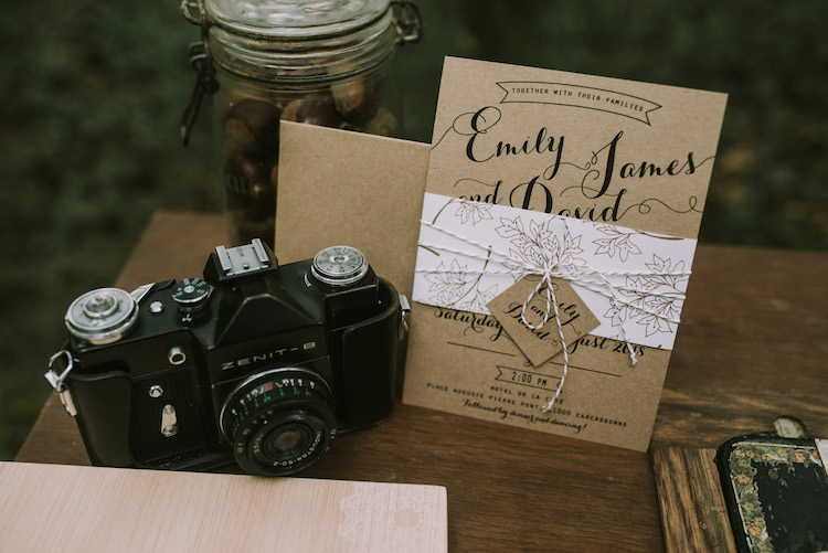 Guestbook Table Wedding Stationery Invitation Black Calligraphy Leaf Decoration White String Bow Vintage Camera Glass Jar Organic Woodland Elopement Wedding Ideas http://www.miraalpajarito.es/