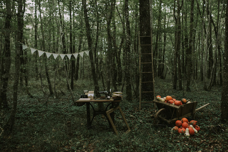Outdoor Ceremony Idea Wooden Guestbook Table Vintage Camera Sewing Machine Ladder Hanging Bunting Wheelbarrow Pumpkins Organic Woodland Elopement Wedding Ideas http://www.miraalpajarito.es/