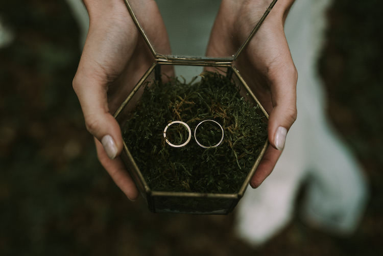 Wedding Bands Gold Glass Container Green Leaves Organic Woodland Elopement Wedding Ideas http://www.miraalpajarito.es/