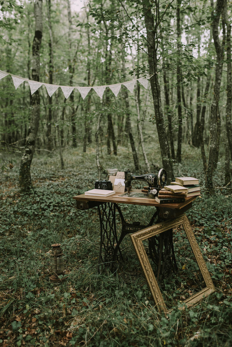 Guestbook Table Wedding Stationery Vintage Camera Sewing Machine Books Gold Frame Hanging Bunting Organic Woodland Elopement Wedding Ideas http://www.miraalpajarito.es/