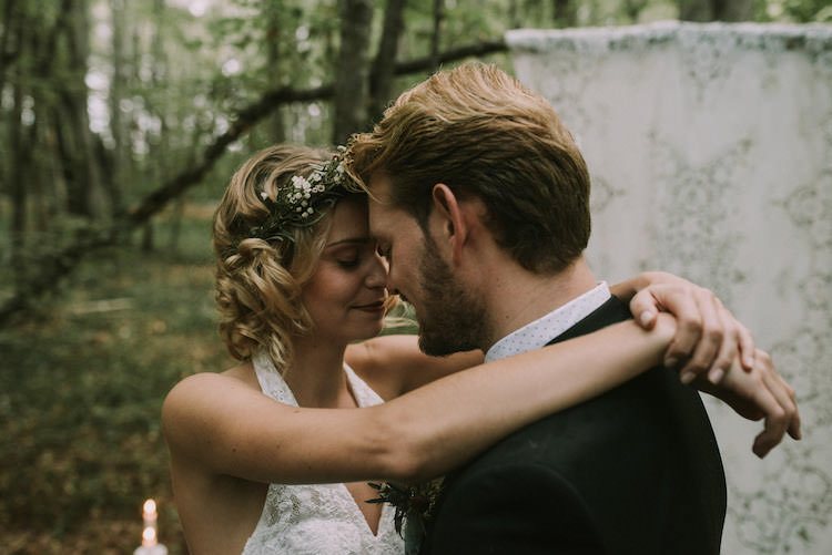 Bride Lace Halter-Neck Bridal Gown Floral Crown White Maroon Blush Bouquet Groom Black Jacket White Polka Dot Shirt Hanging Lace Décor Organic Woodland Elopement Wedding Ideas http://www.miraalpajarito.es/