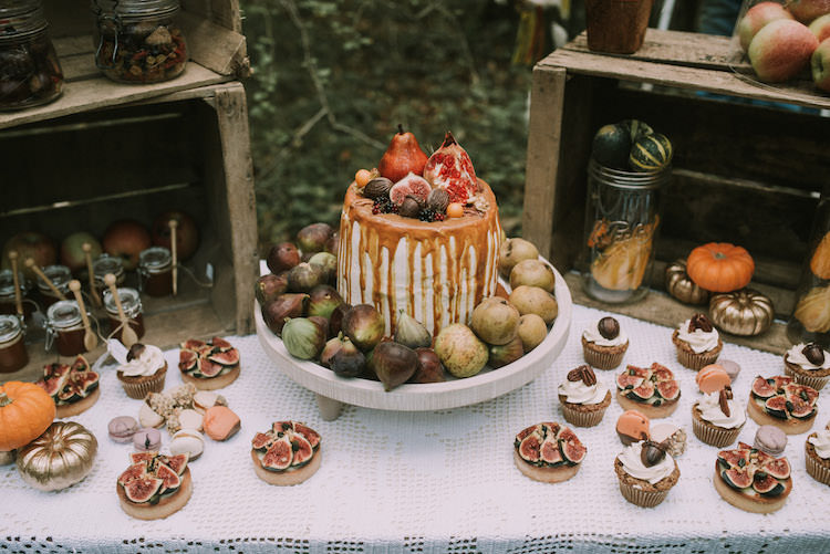 Dessert Table Naked Wedding Cake Fresh Fruit Apples Pears Figs Melted Caramel Sweets Tarts Cupcakes Macaroons Pumpkins Glass Jars Organic Woodland Elopement Wedding Ideas http://www.miraalpajarito.es/