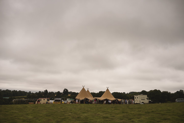 Colourful Outdoorsy Festival Tipi Wedding http://www.jacksonandcophotography.com/