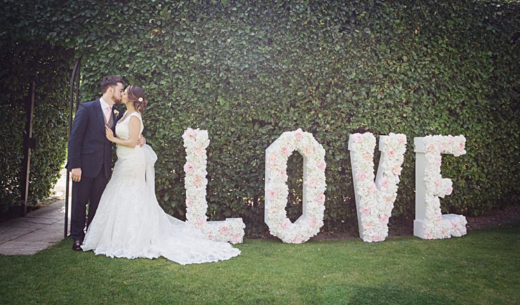 LOVE Sign Flowers Floral Natural Peach Garden Wedding http://www.juliaandyou.co.uk/