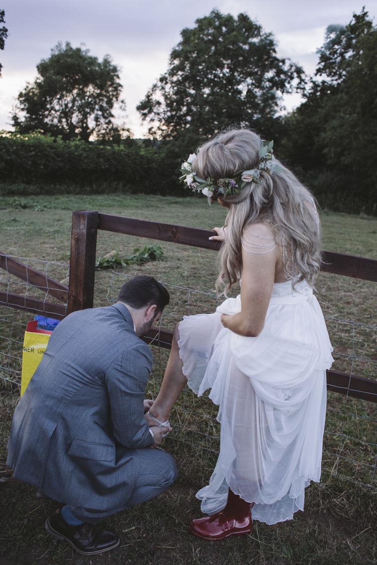 Rustic Quintessentially English Countryside Wedding http://www.sarahmorris-photography.com/