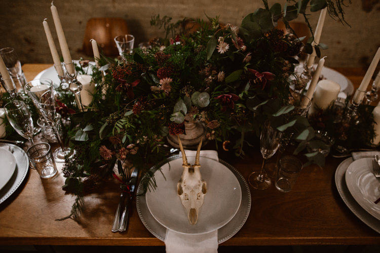 Table Flowers Greenery Foliage Red Burgundy Tablescape Decor Dark Romantic Urban Wedding Ideas http://www.agnesblack.com/