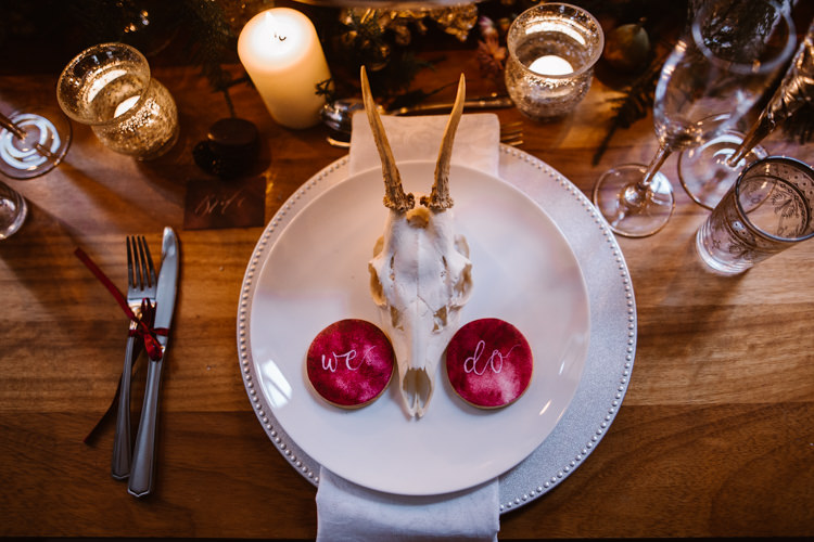 Place Setting Decor Dark Romantic Urban Wedding Ideas http://www.agnesblack.com/
