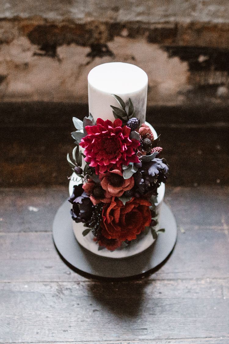 Floral Cake Red Black Dark Romantic Urban Wedding Ideas http://www.agnesblack.com/