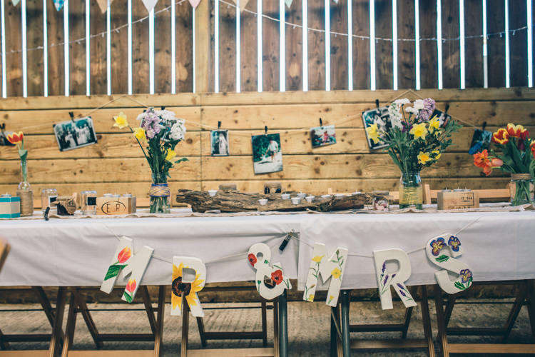 Top Table Drift Wood Candles Flowers Jard MR MRS Sign Crafty Country Rustic Wedding http://www.naomijanephotography.com/