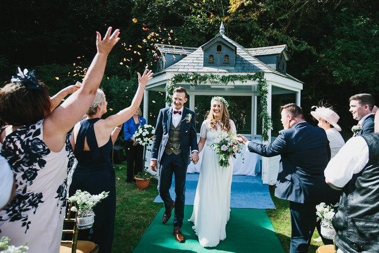 Confetti Throw Bride Groom Bohemian Outdoor Country Wedding https://www.alexapoppeweddingphotography.com/