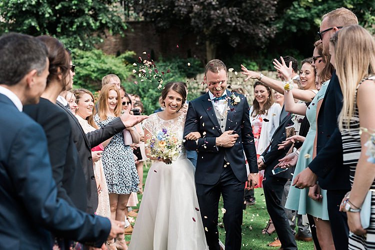 Confetti Throw Bride Groom Chic Natural Garden Wedding http://www.folegaphotography.co.uk/