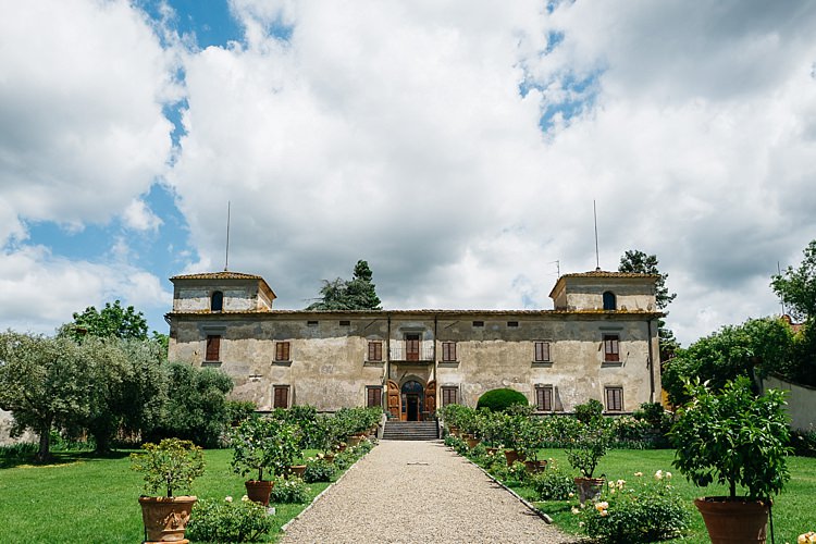 Wedding Location Large Historic House Green Lawn Trees Rustic Chic Greenery Wedding Ideas in Tuscany http://www.tastino0.it/