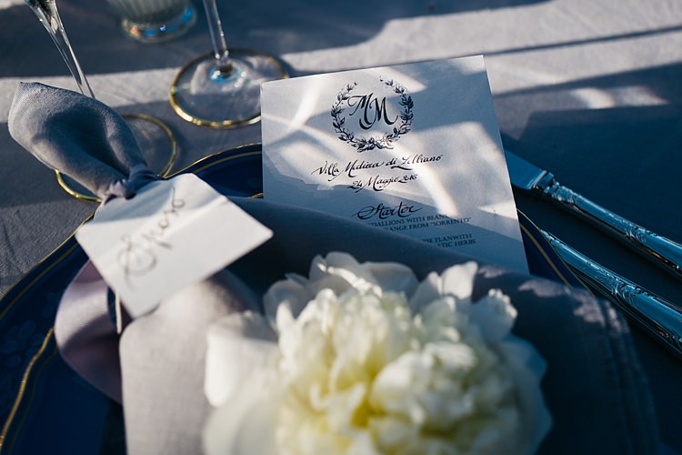 Reception Table Setting White Black Stationery Calligraphy Fresh White Rose Ribbon Silver Cutlery Rustic Chic Greenery Wedding Ideas in Tuscany http://www.tastino0.it/