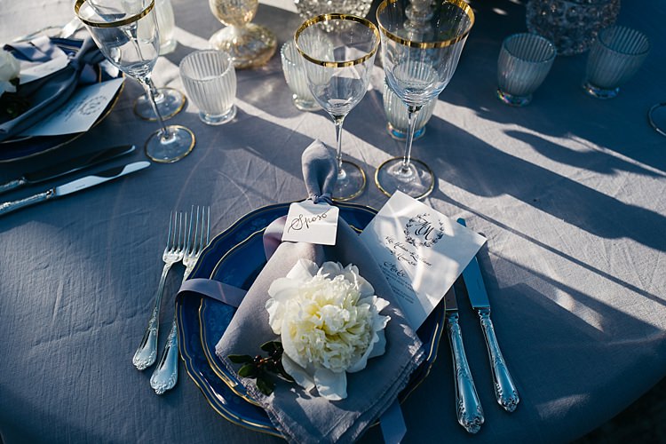Reception Table Setting Black White Stationery Calligraphy Fresh White Rose Grey Napkin Ribbon Silver Cutlery Gold Glass Wine Glasses Rustic Chic Greenery Wedding Ideas in Tuscany http://www.tastino0.it/