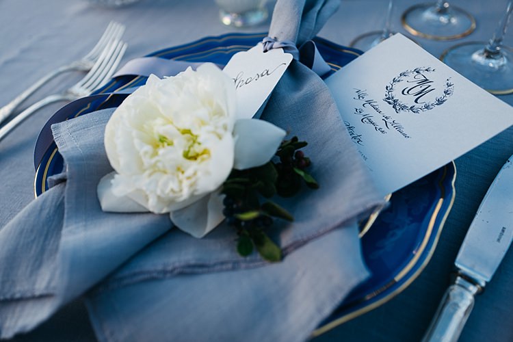 Reception Table Setting Black White Stationery Calligraphy Fresh White Rose Grey Napkin Silver Cutlery Rustic Chic Greenery Wedding Ideas in Tuscany http://www.tastino0.it/