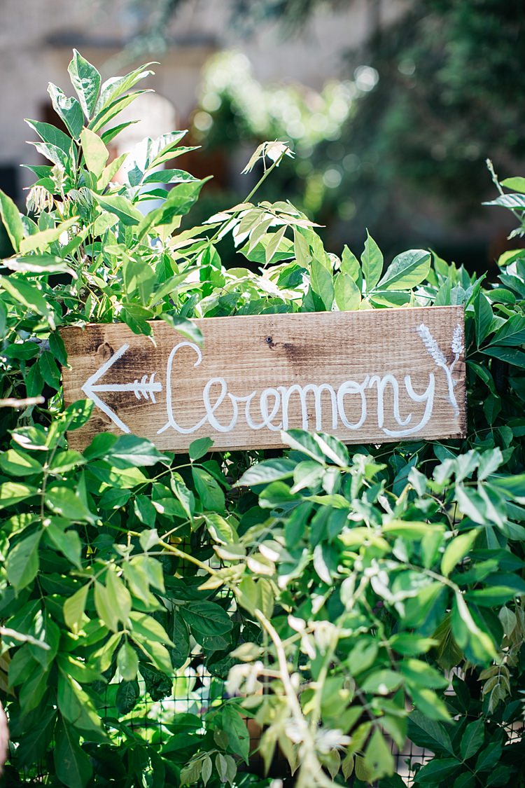 Outdoor Wooden Ceremony Sign White Handwriting Greenery Rustic Chic Greenery Wedding Ideas in Tuscany http://www.tastino0.it/