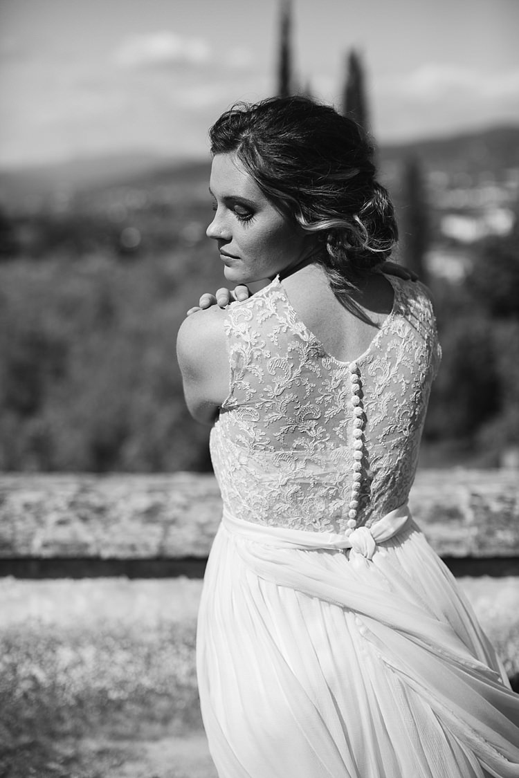 Bride High Neck Lace Tulle Bridal Gown Buttons Loose Curls Hairstyle Natural Makeup Rustic Chic Greenery Wedding Ideas in Tuscany http://www.tastino0.it/