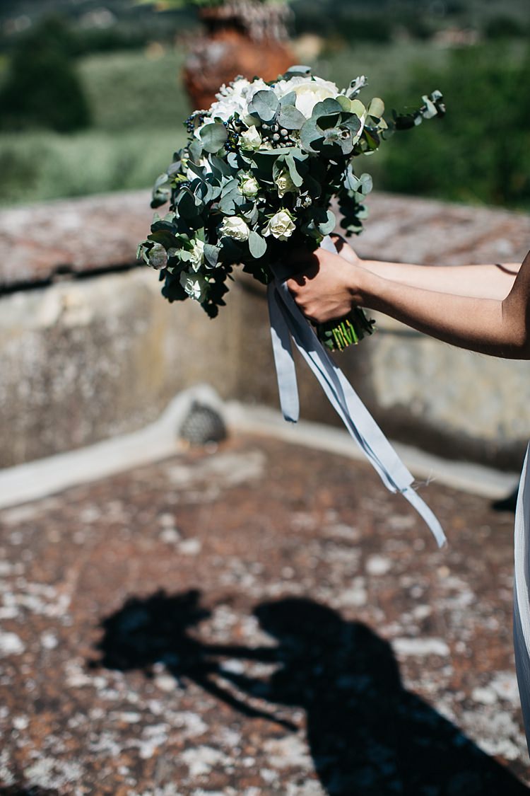 Bride Bouquet White Roses Greenery Long Ribbon Rustic Chic Greenery Wedding Ideas in Tuscany http://www.tastino0.it/