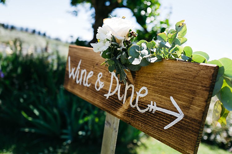 Wooden Reception Sign White Handwriting White Floral Decoration Rustic Chic Greenery Wedding Ideas in Tuscany http://www.tastino0.it/