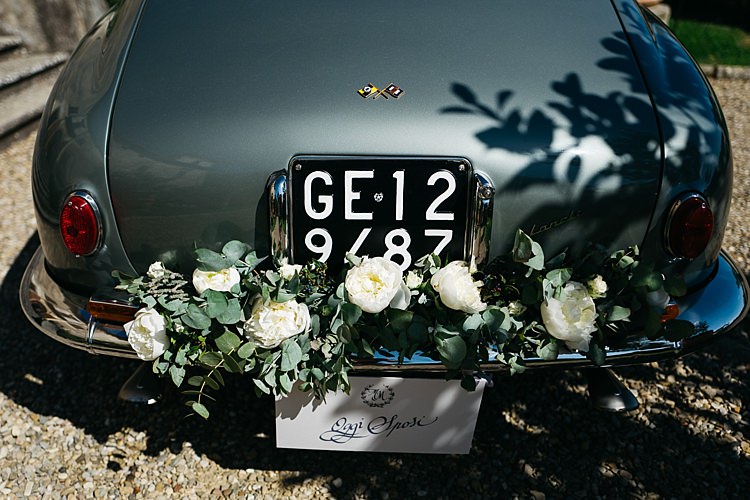 Vintage Grey Car White Roses Greenery Decoration Rustic Chic Greenery Wedding Ideas in Tuscany http://www.tastino0.it/
