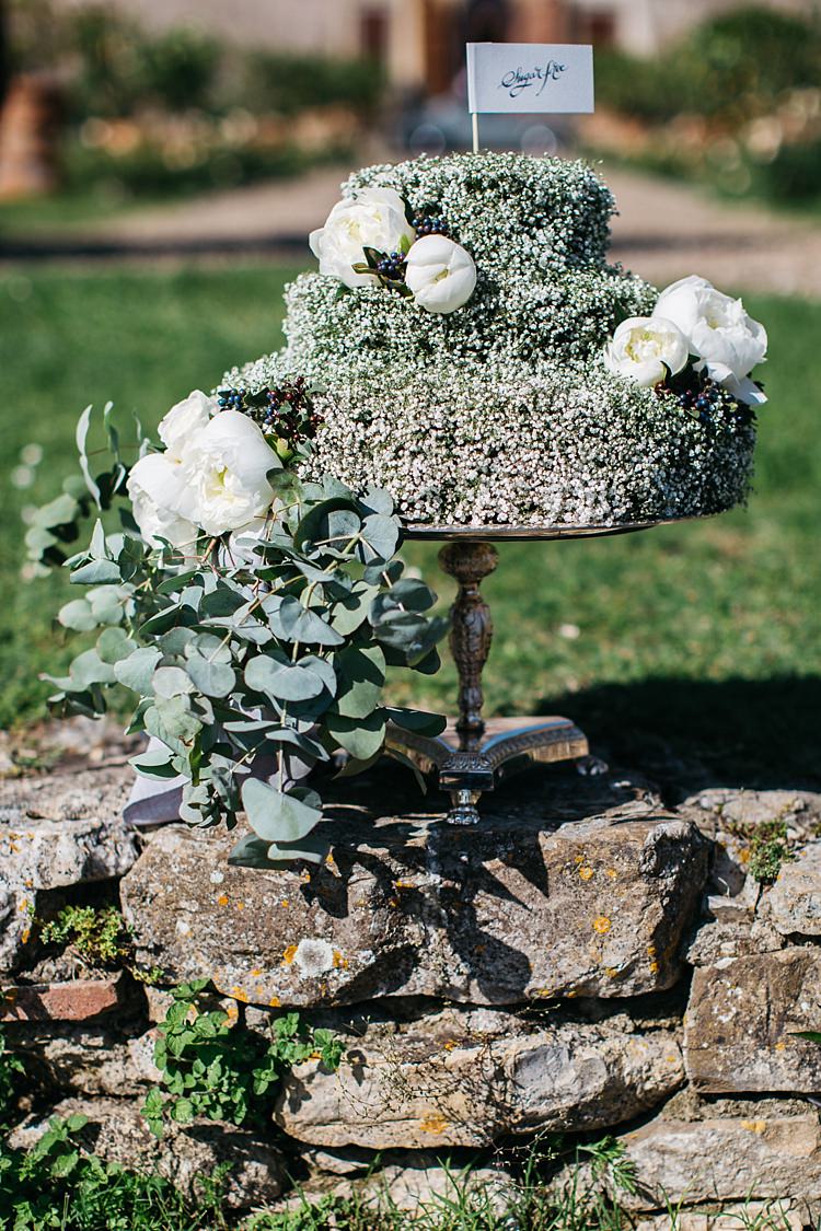 Wedding Cake White Flag Calligraphy White Roses Greenery Silver Cake Stand Stone Fence Rustic Chic Greenery Wedding Ideas in Tuscany http://www.tastino0.it/