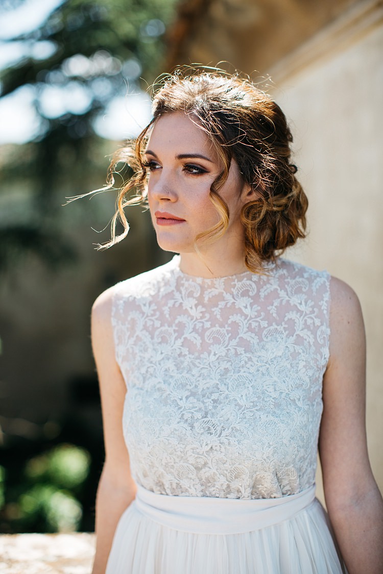 Bride High Neck Lace Tulle Bridal Gown Soft Curls Hairstyle Smoky Eye Natural Makeup Rustic Chic Greenery Wedding Ideas in Tuscany http://www.tastino0.it/