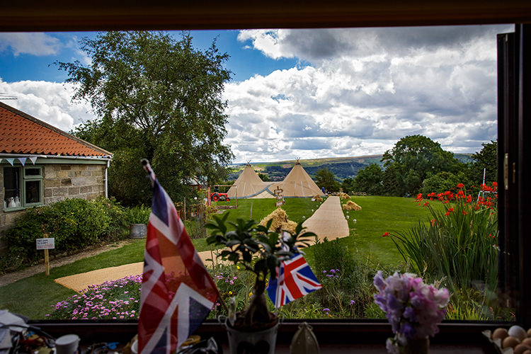 Outdoorsy Garden Rustic Tipi Wedding http://alexabbottphotography.co.uk/