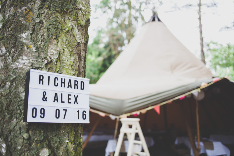 Cinema Light Sign DIY Summer Tipi Wedding http://www.eva-photography.com/