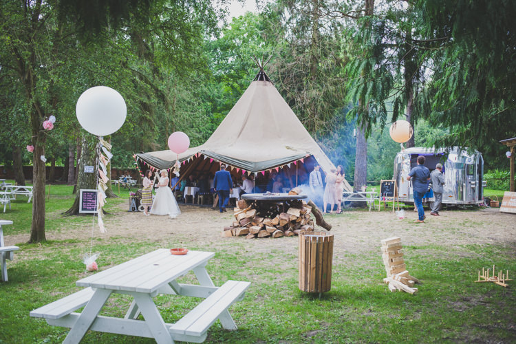 DIY Summer Tipi Wedding http://www.eva-photography.com/