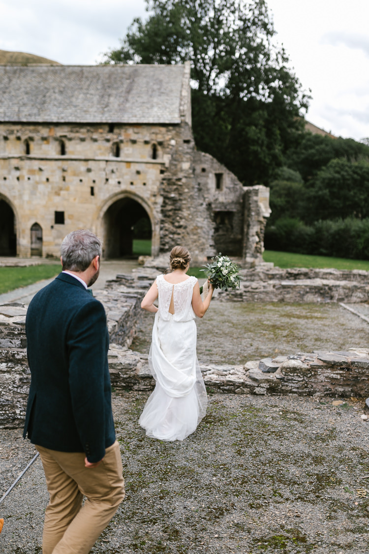 Natural Sage Green Farm Wedding https://www.loveluella.co.uk/