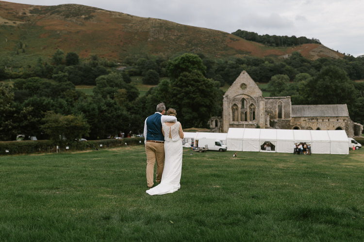 Natural Sage Green Farm Wedding https://www.loveluella.co.uk/