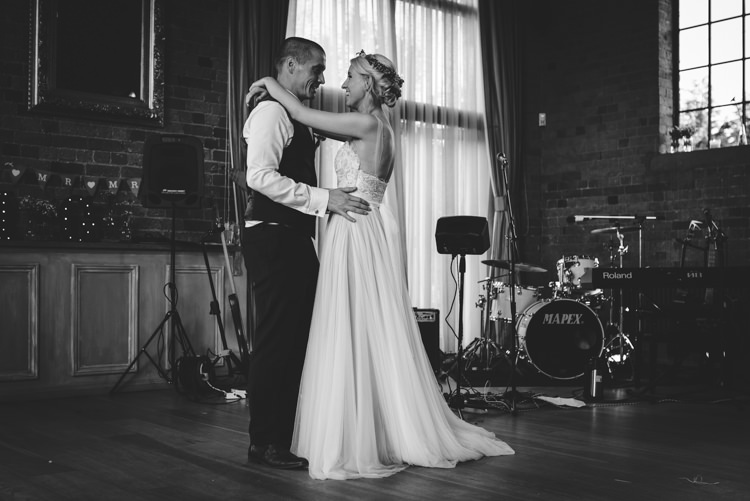 Rustic Woodland Modern Wedding http://www.jennymacare.com/