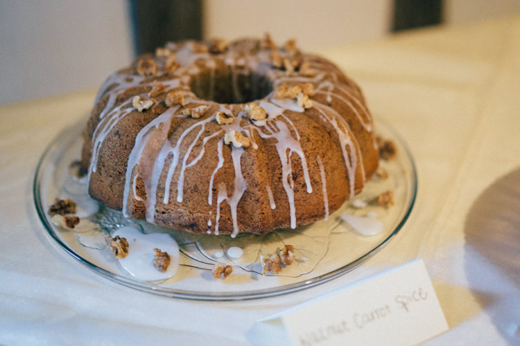 Bundt Cake Heartwarming Festive Winter Wedding http://www.nikkivandermolen.com/