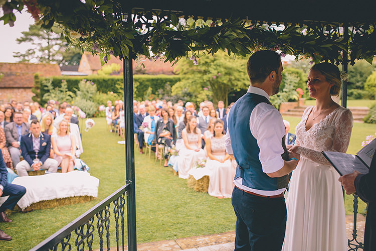 Homespun Fun Country Barn Wedding http://storyandcolour.co.uk/